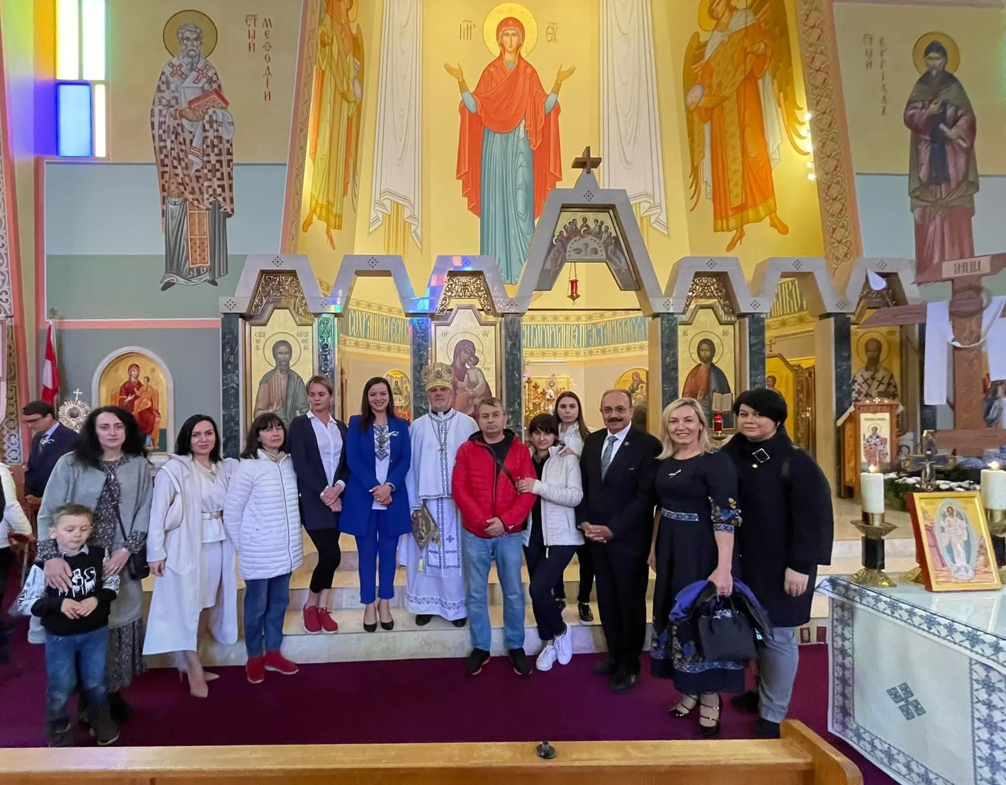 UCMAO members with newly arrived Ukrainian families and Ontario officials